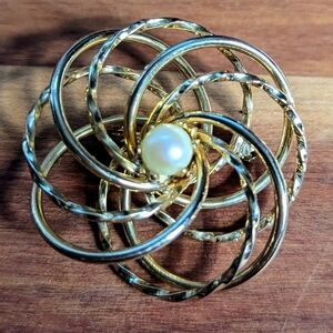 Vintage Brooch Pin Atomic Sunburst, Starburst Gold tone Faux pearl Unsigned
